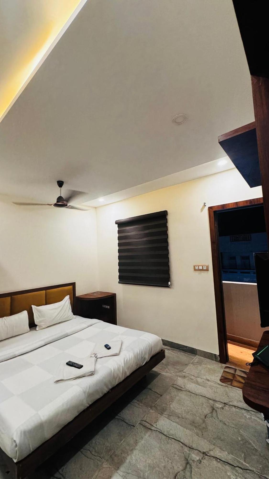 Hotel Prakasham اوجاين المظهر الخارجي الصورة
