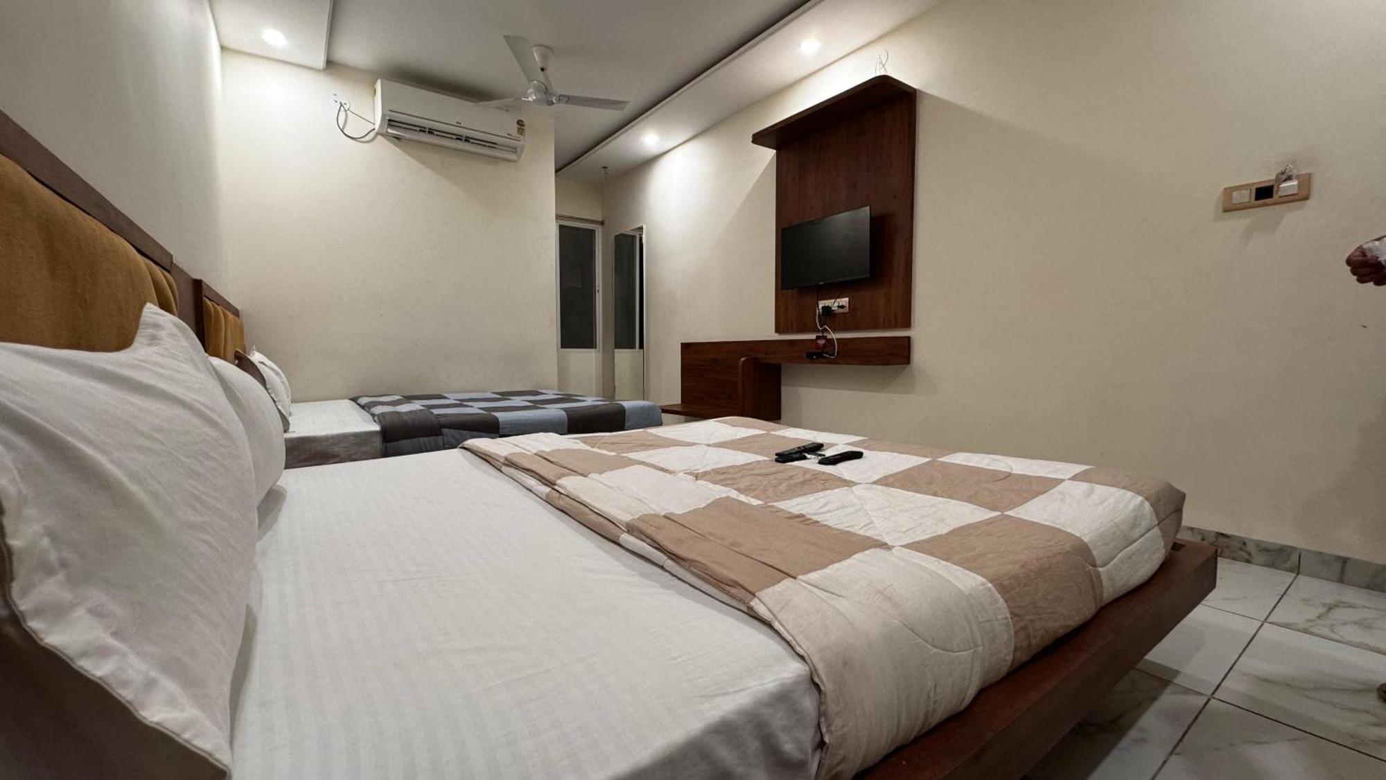 Hotel Prakasham اوجاين المظهر الخارجي الصورة