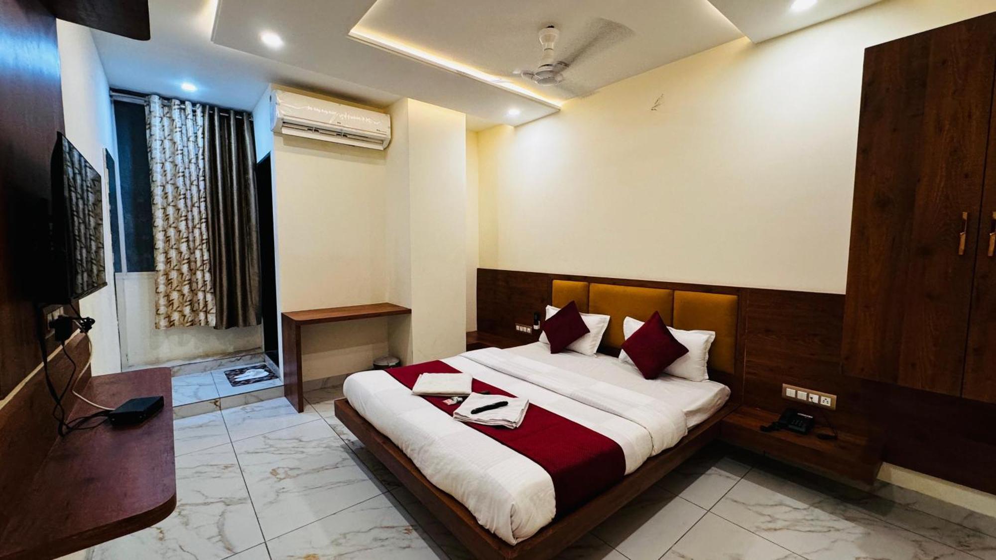 Hotel Prakasham اوجاين المظهر الخارجي الصورة