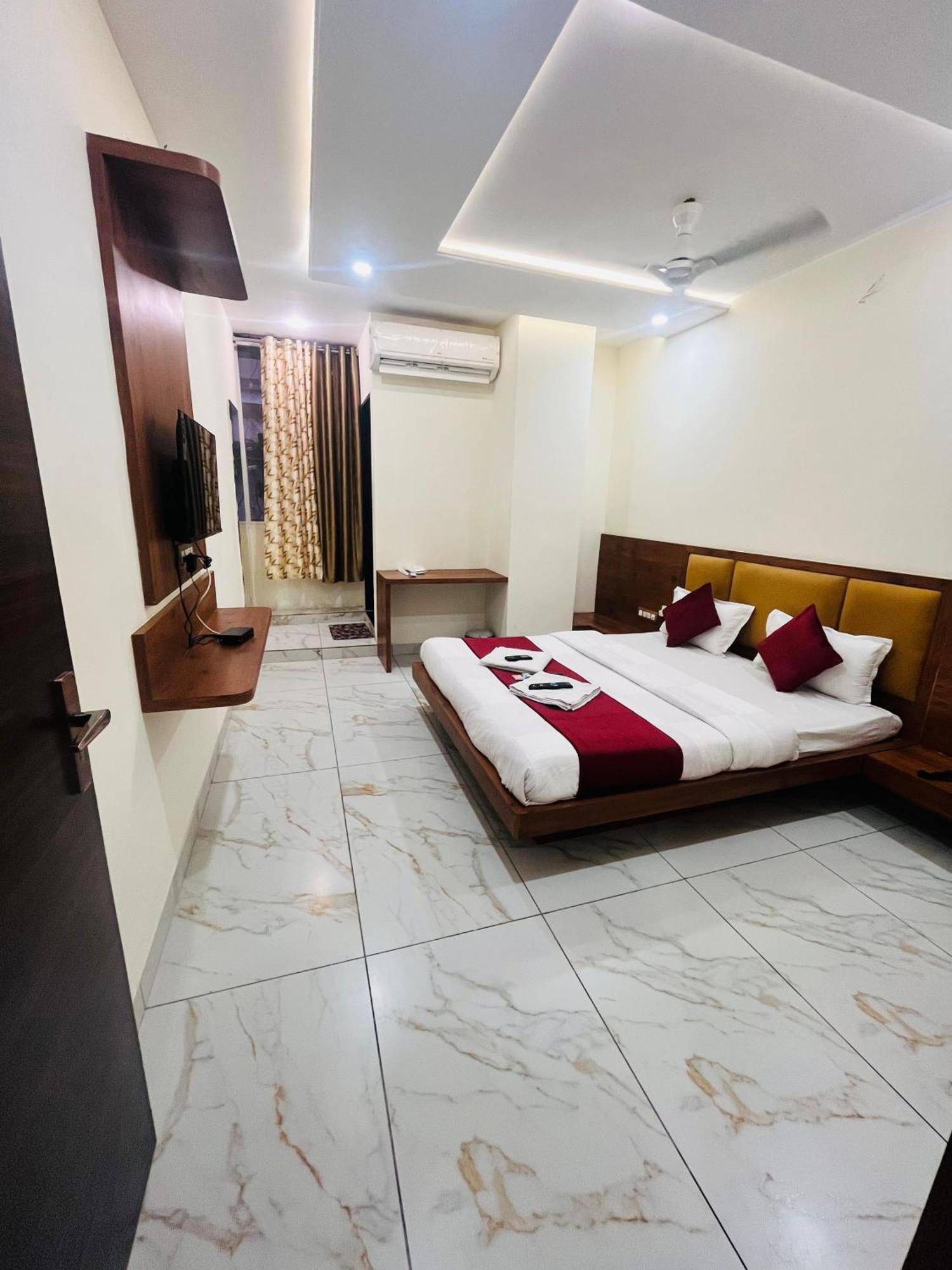 Hotel Prakasham اوجاين المظهر الخارجي الصورة