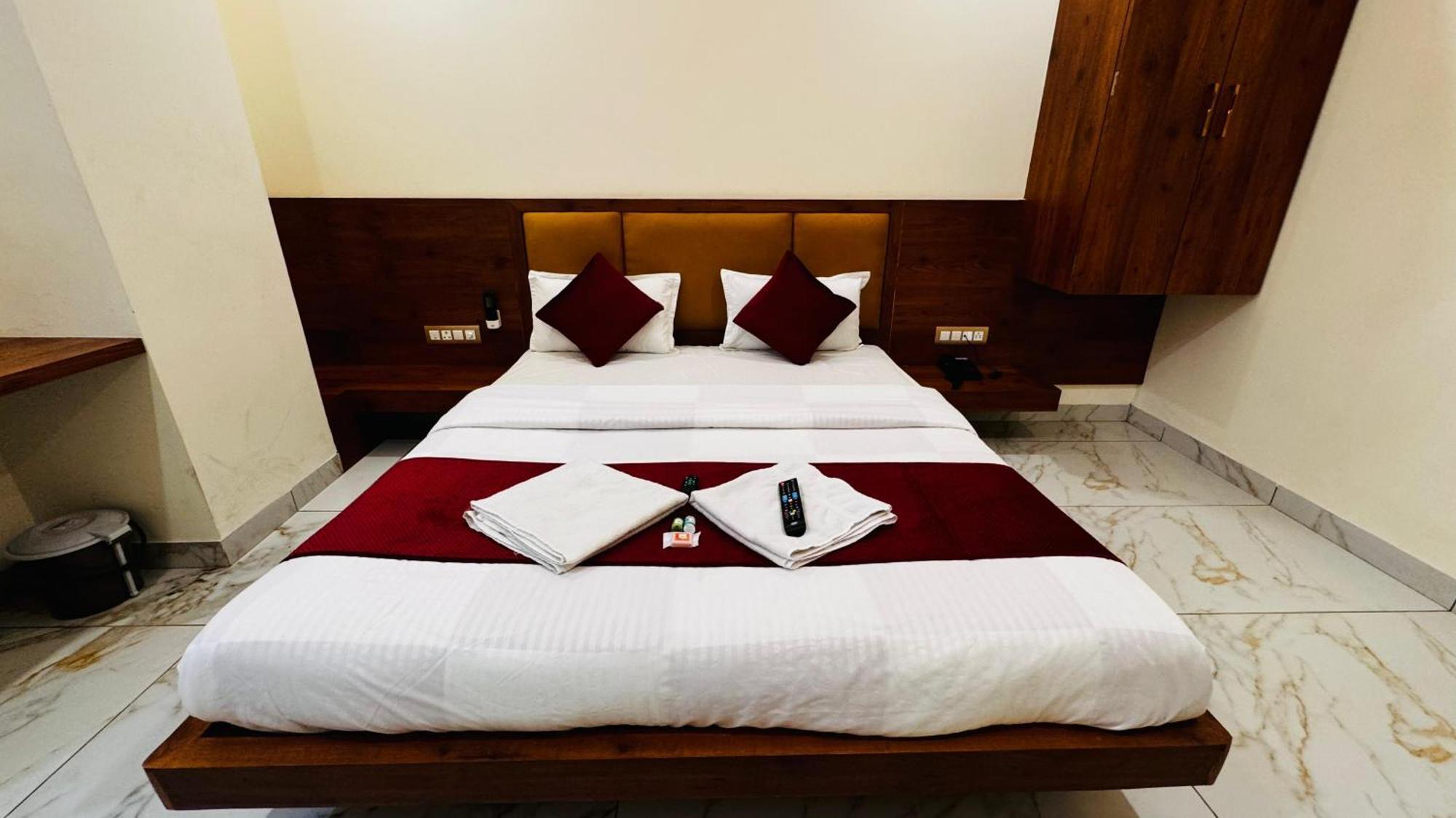 Hotel Prakasham اوجاين المظهر الخارجي الصورة