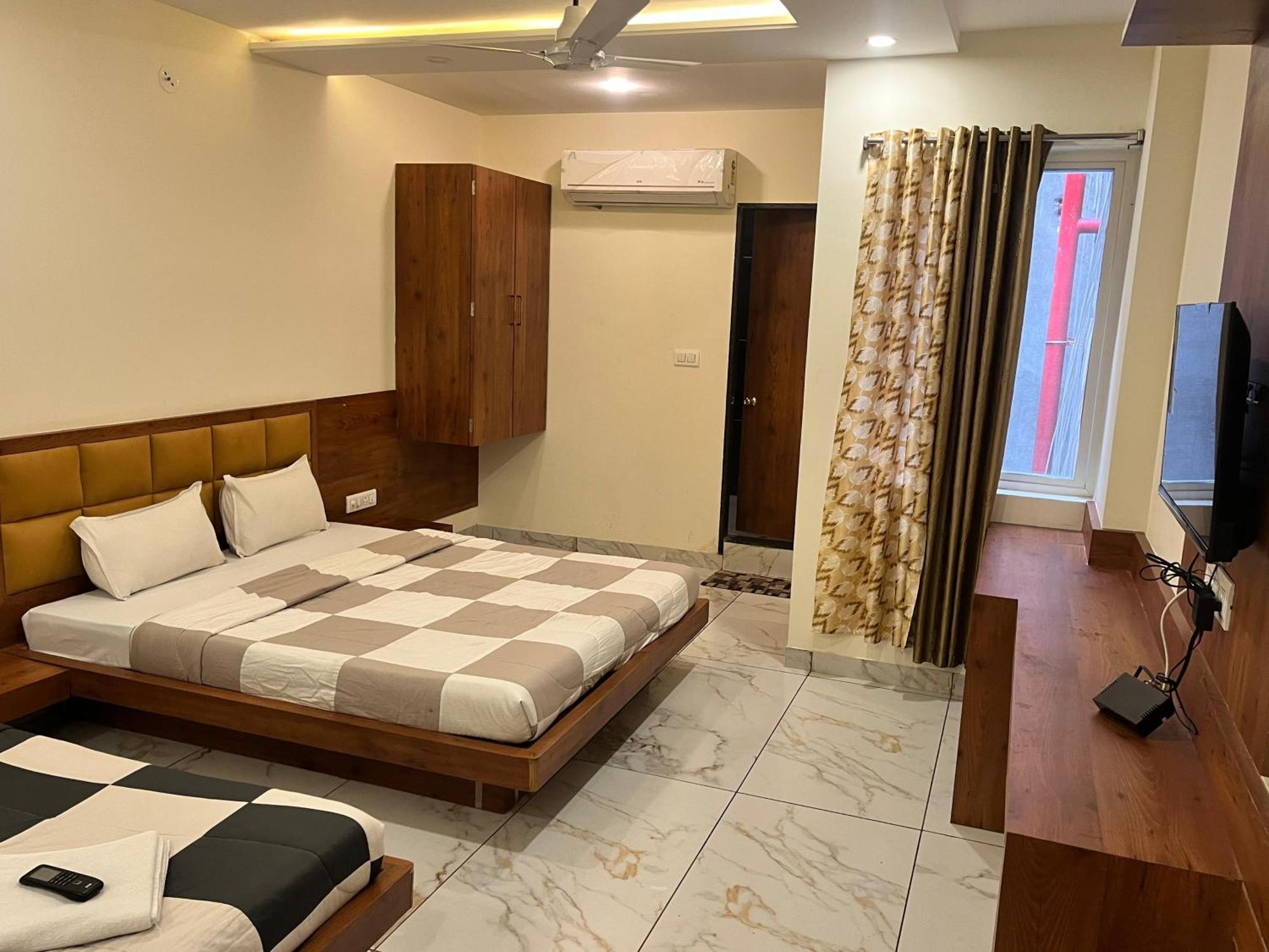 Hotel Prakasham اوجاين المظهر الخارجي الصورة