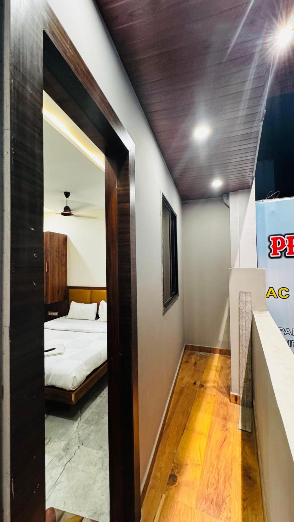 Hotel Prakasham اوجاين المظهر الخارجي الصورة