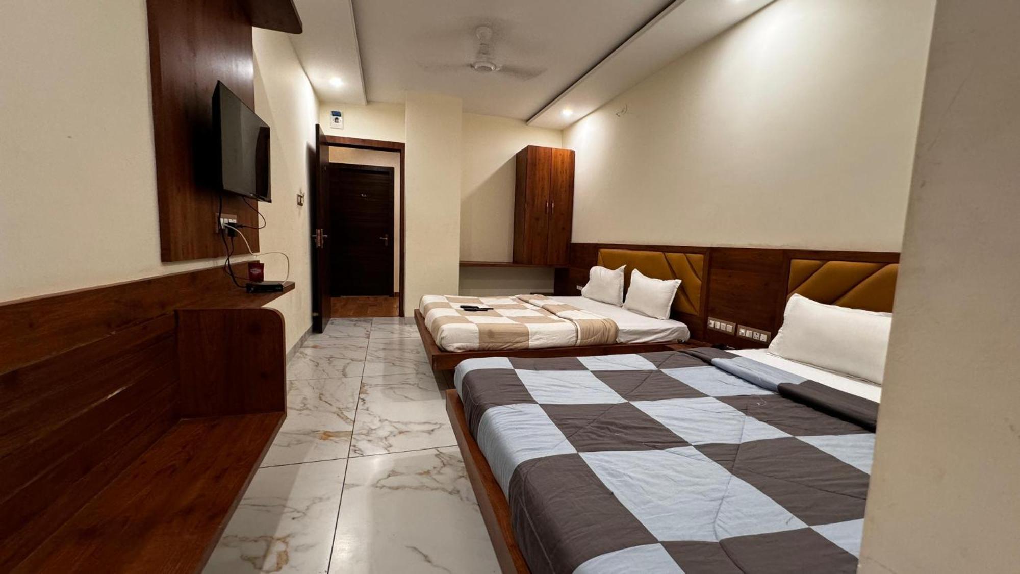 Hotel Prakasham اوجاين المظهر الخارجي الصورة