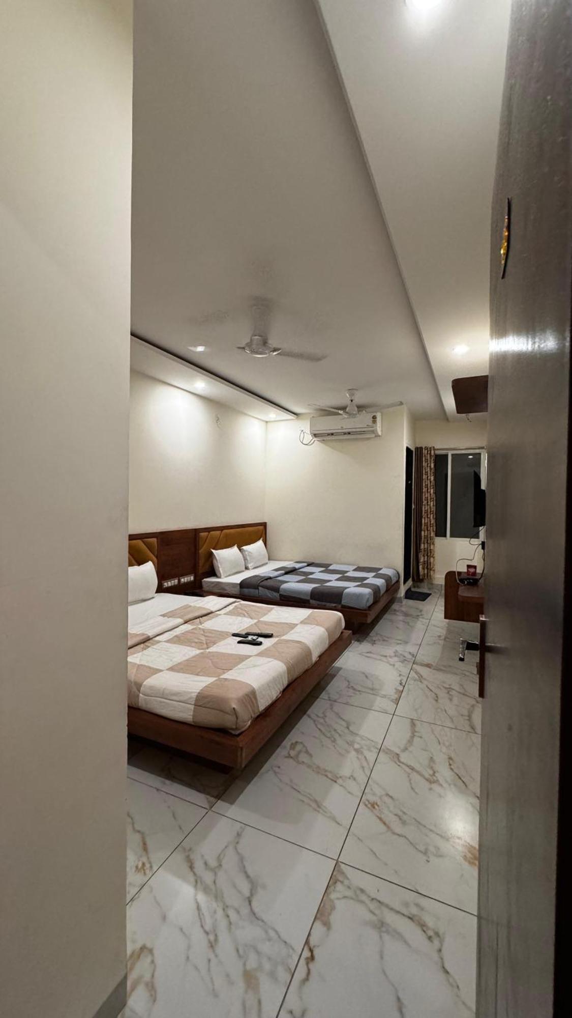 Hotel Prakasham اوجاين المظهر الخارجي الصورة