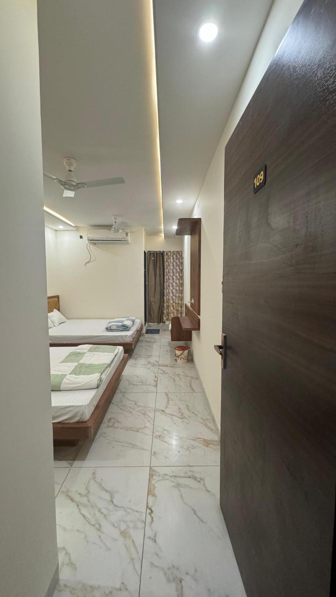 Hotel Prakasham اوجاين المظهر الخارجي الصورة