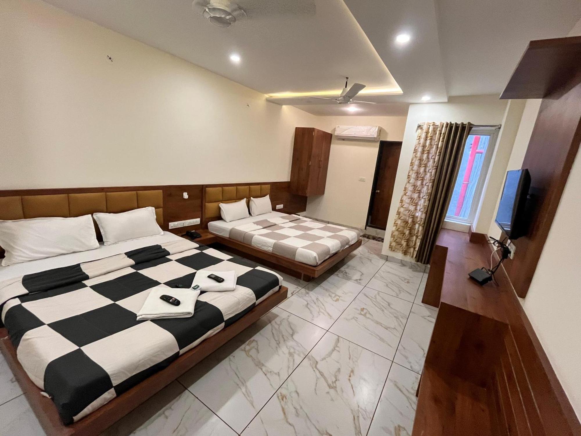 Hotel Prakasham اوجاين المظهر الخارجي الصورة