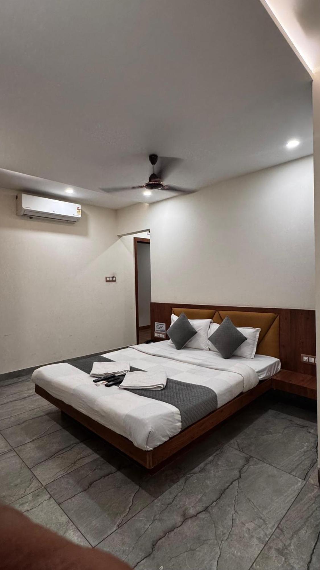 Hotel Prakasham اوجاين المظهر الخارجي الصورة