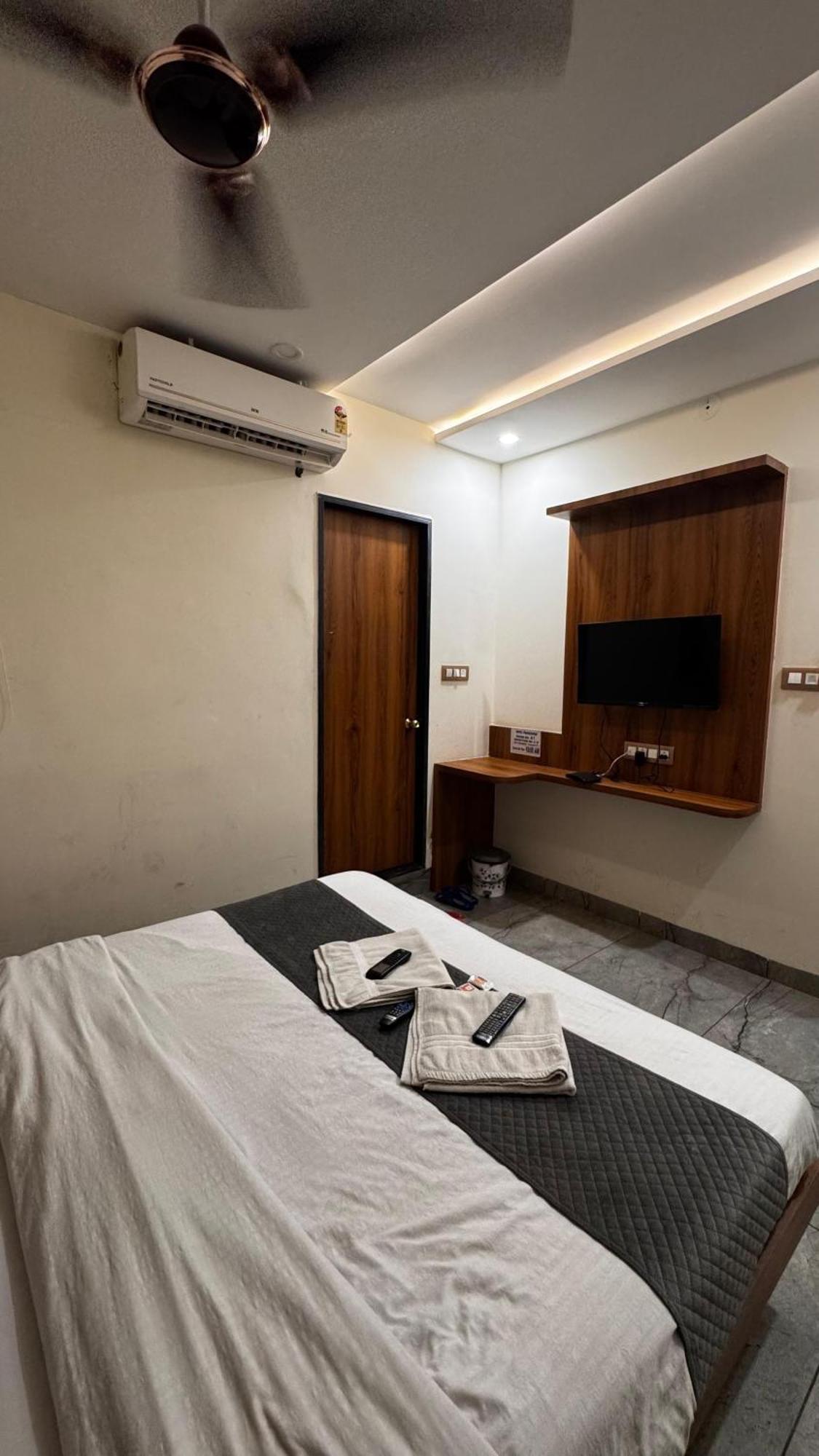Hotel Prakasham اوجاين المظهر الخارجي الصورة