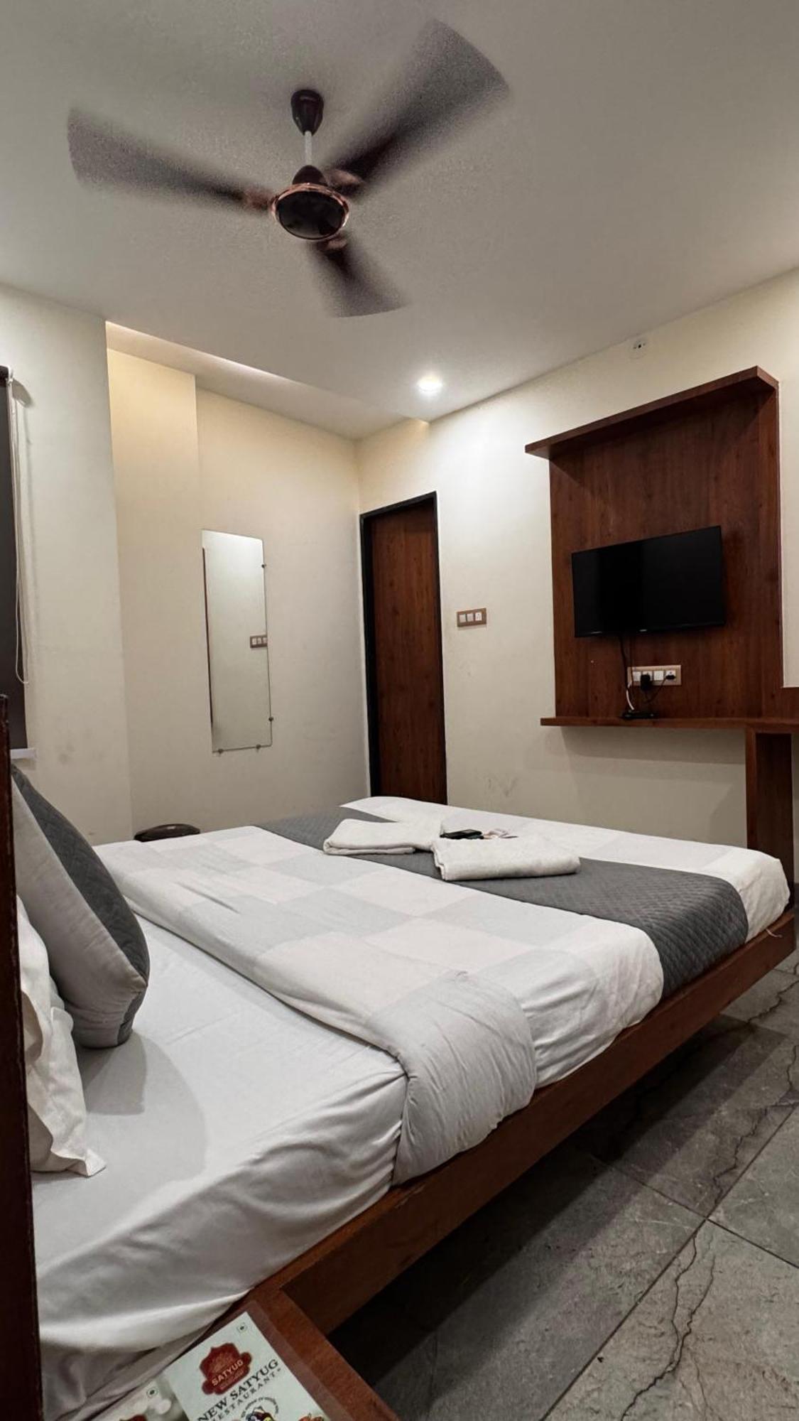 Hotel Prakasham اوجاين المظهر الخارجي الصورة